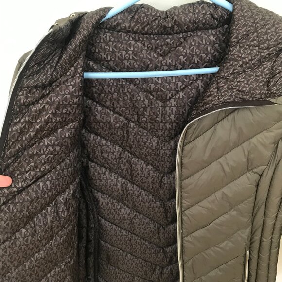 NWT Michael Kors Jacket - Chevron Logo Print Quilted Nylon Reversible Jacket - Picture 3 of 5